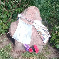 Каменный крест возле деревни Полочаны