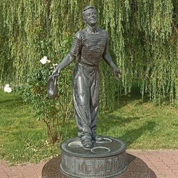 Памятник актёру Петру Алейникову (Шклов)