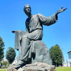 Памятник первопечатнику Петру Мстиславцу возле костёла (Мстиславль)