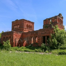 Руины Красной церкви в деревне Малые Шарипы