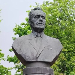 Памятник А.А. Громыко в Гомеле