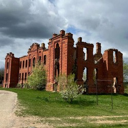 Руины уездной больницы (Дисна)