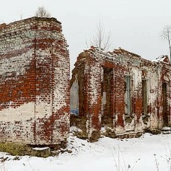 Латышская школа и кладбище в Поташне