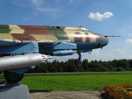 Самолет-памятник авиаконструктору Павлу Сухому в Глубоком