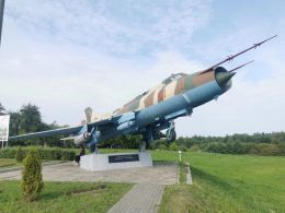 Самолет-памятник авиаконструктору Павлу Сухому в Глубоком (Витебская область)