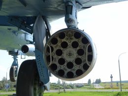 Самолет-памятник авиаконструктору Павлу Сухому в Глубоком