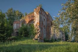 Руины Троицкой церкви в деревне Березовец