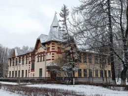 Здание бывшей земледельческой школы в Лужесно