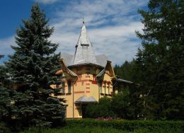 Бывшая земледельческая школа в Лужесно