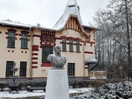 Здание бывшей земледельческой школы в Лужесно
