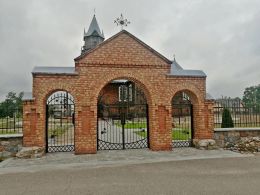 Трехпролетная кирпичная брама