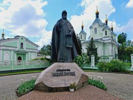 Памятник Афанасию Брестскому возле Свято-Симеоновского собора в Бресте