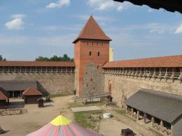 Двор замка