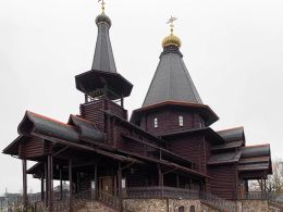 Деревянная Троицкая церковь