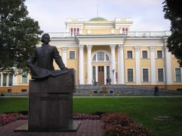 Памятник Н. П. Румянцеву перед дворцом