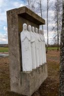 Скульптурная группа скорбящих женщин
