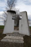 Вход в виде креста с датами «1944» и «1992»