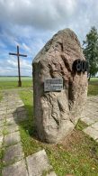 Мемориальный камень-валун с бронзовой цифрой «800»