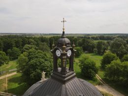 Бельведер с часами на крыше костела