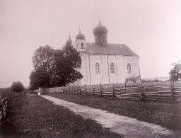 Фото храма начала XX века. На фото видны луковичные главы, приделанные храму после его превращения в православную церковь