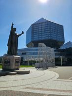 Памятник Франциску Скорине у Национальной библиотеки Беларуси в Минске