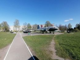 Самолет-памятник партизанскому аэродрому в Бегомле