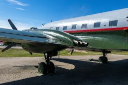 Самолет-памятник партизанскому аэродрому в Бегомле