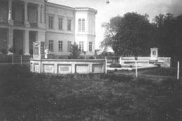 Фонтан с вазой, которую держат сирены. Задний (северный) фасад дворца. Фото около 1914 года.