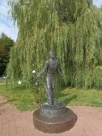 Памятник актёру Петру Алейникову в Шклове