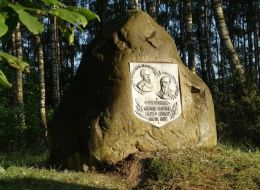 Мемориальный камень на месте битвы 1660 года при Полонке