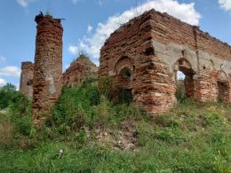 Руины Свято-Николаевской церкви в Корме
