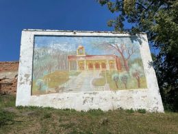 Руины Свято-Николаевской церкви в городском посёлке Корма