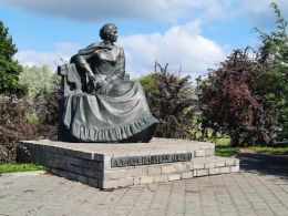 Памятник Алоизе Пашкевич (Цётке) в Щучине
