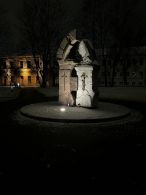 Памятный знак на месте Фары Витовта с ночной подсветкой