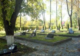 Памятник воинам Великой Отечественной войны на воинском кладбище в Ушачах