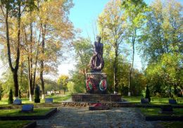 Памятник воинам Великой Отечественной войны на воинском кладбище в Ушачах