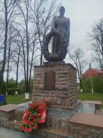Памятник воинам Великой Отечественной войны на воинском кладбище в Ушачах