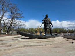 Памятник первопоселенцу в Гомеле «Лодочник»