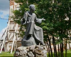 Памятник первопечатнику Петру Мстиславцу возле иезуитского костела в Мстиславле