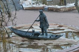 Памятник первопоселенцу в Гомеле «Лодочник»