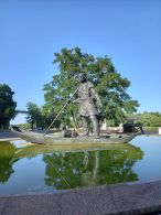 Памятник первопоселенцу в Гомеле «Лодочник»