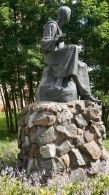 Памятник первопечатнику Петру Мстиславцу возле иезуитского костела в Мстиславле