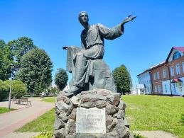 Памятник первопечатнику Петру Мстиславцу возле иезуитского костела в Мстиславле