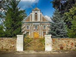 Вид на костёл Святой Анны от брамы (ворот)
