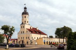 Несвижская ратуша с торговыми рядами со стороны площади