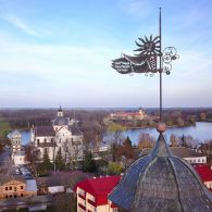 Флюгер ратуши. На заднем фоне иезуитский костел и замок Радзивиллов