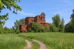 Руины Красной церкви в деревне Малые Шарипы