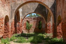 Руины Красной церкви в деревне Малые Шарипы