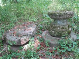 Остатки солнечных часов в парке