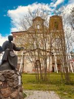 Костёл Святого Михаила Архангела и памятник Петру Мстиславцу